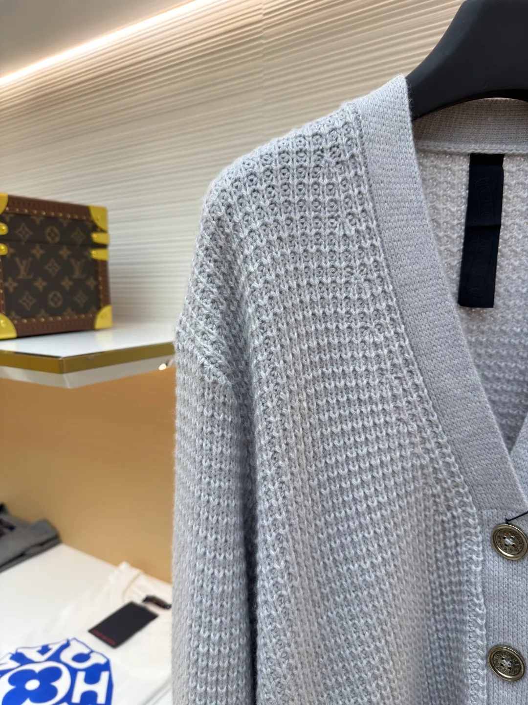 Chrome Hearts waffle cashmere cardigan ●Item number: 1682053-B85 ●Fabric: cashmere fabric ●Technology: hand-sealed label making ●Color: gray ●Version: loose fit ●Weight: about 735 grams ●Size: S-M-L ●Description: Purchased from the original button counter for 52,000. The custom-spun yarn is made of 55% cashmere + 20% wool + 20% special nylon + 5% anti-pilling acrylic blended material. Customized placket and lining placket protein leather. Customized double-layer cross leather label. Customized mold opening accessories silver ornaments. With air cooler shaping + pure hand sealing label. Sewing buttons. Same style for men and women. The workmanship details are very good. The overall wiring is straight and delicate, the fabric is comfortable and soft, and the color is consistent without color difference. It can be matched with the same style to create a fashionable look and control various occasions. Customized accessories, complete with three standards, same style for men and women!